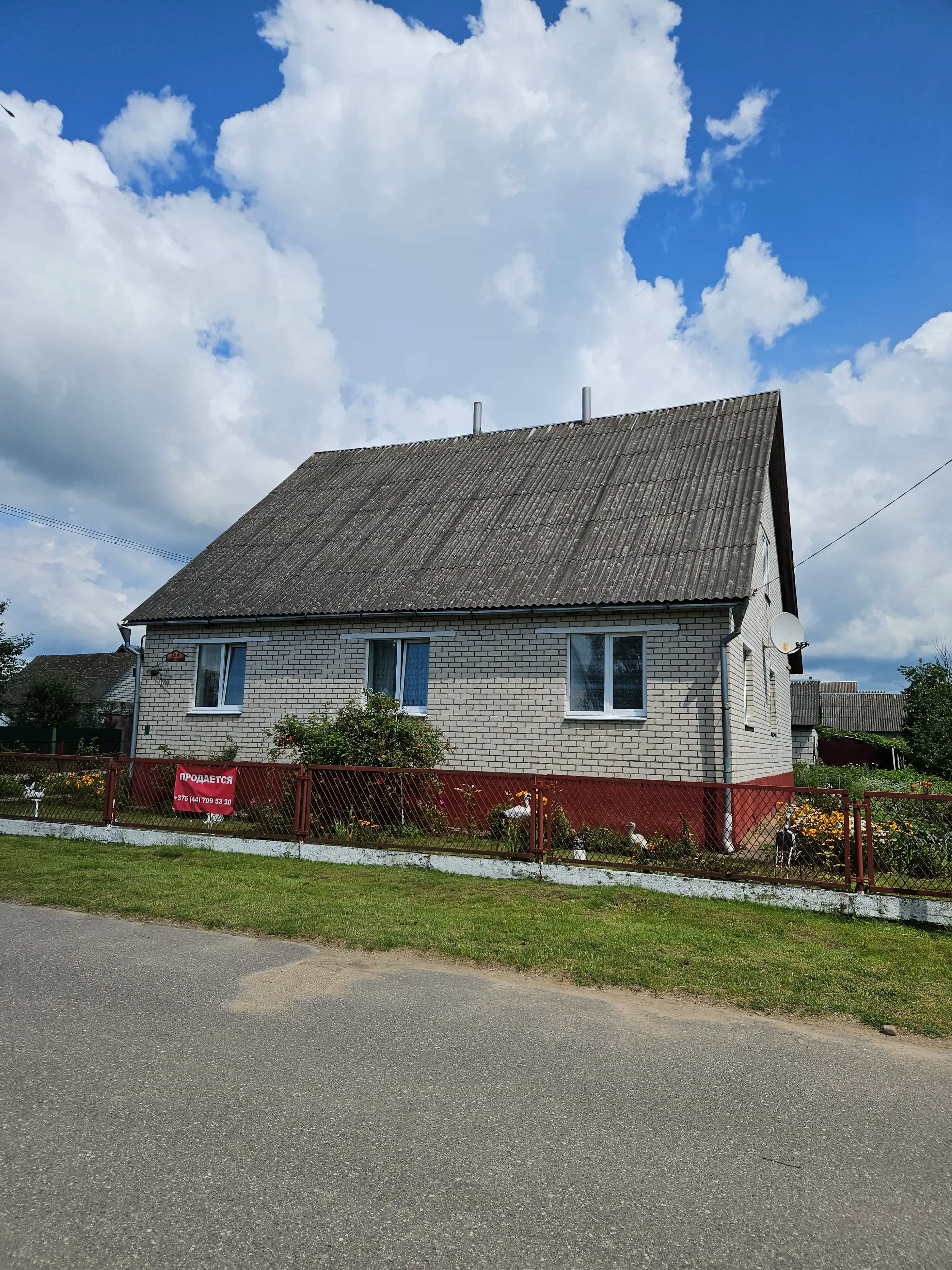 Беларусь, Гродненская область, Ивье, улица Строителей, 16