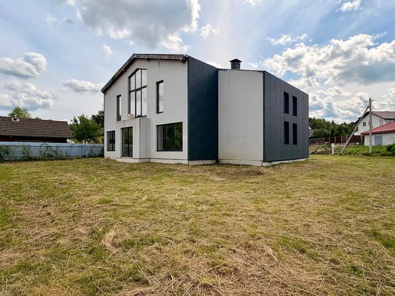 Беларусь, Минский район, Ждановичский сельсовет, агрогородок Ратомка, Майская улица, 10