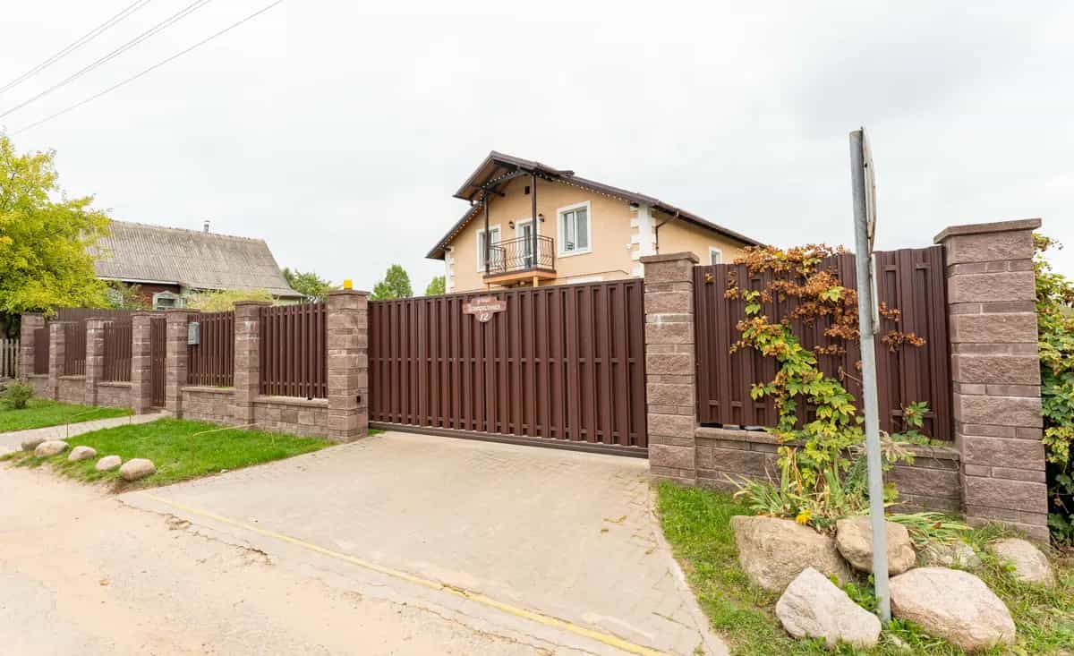 Беларусь, Минский район, Лошанский сельсовет, агрогородок Лошаны, Центральная улица, 12