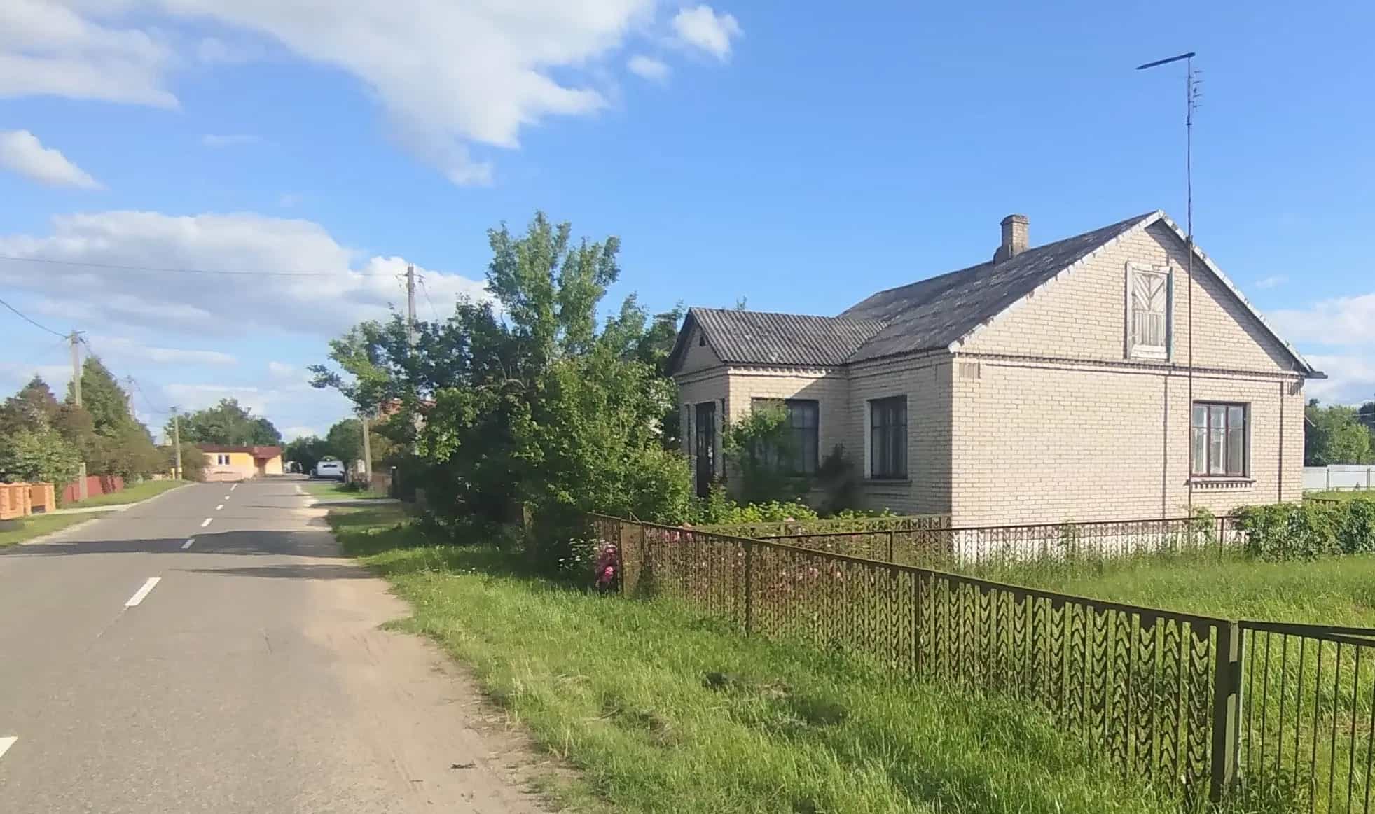 Беларусь, Гродненская область, Вороновский район, городской посёлок Радунь, улица В.И. Чапаева, 7