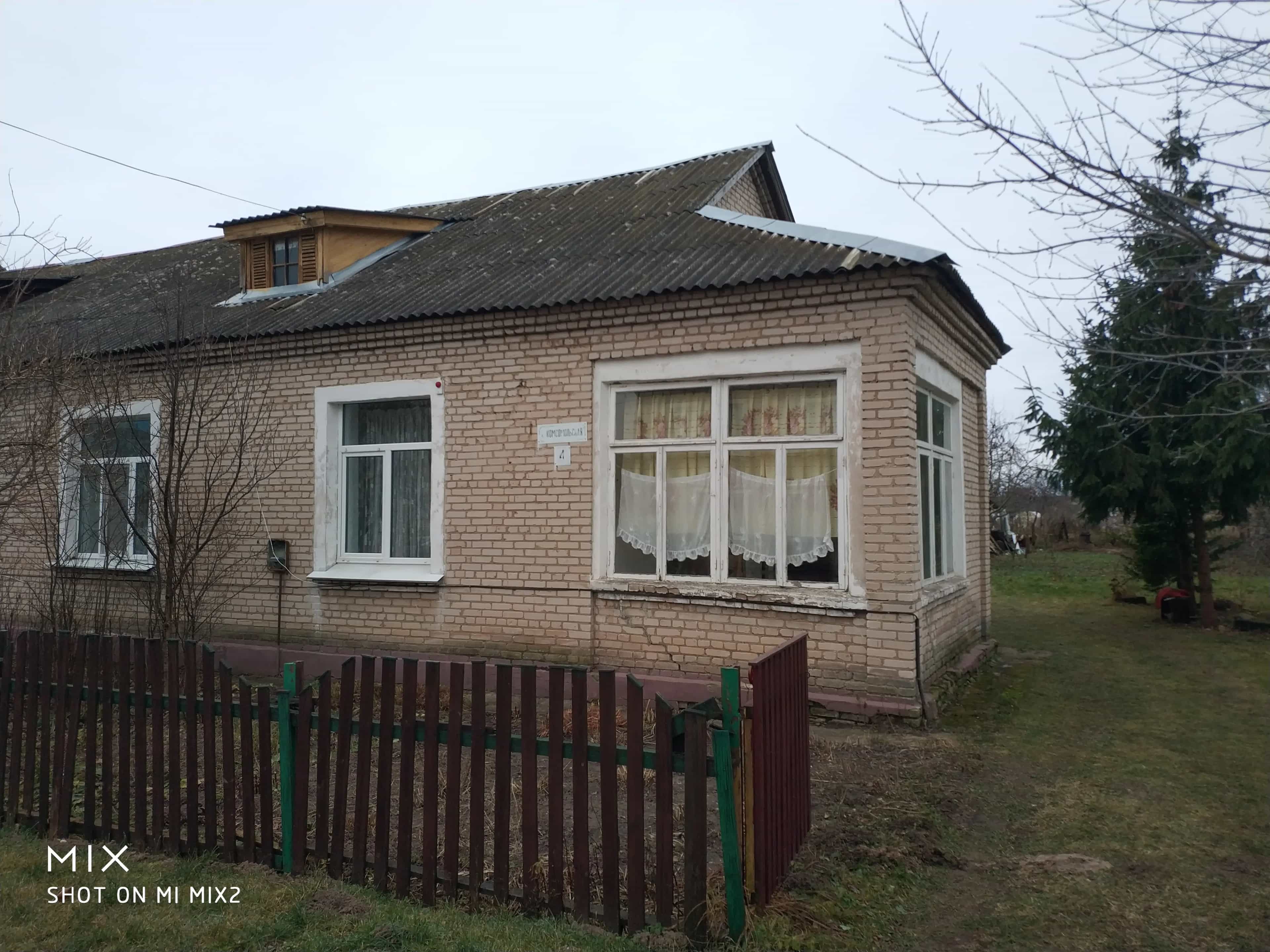 Беларусь, Гродненская область, Лидский район, Дубровенский сельсовет, посёлок Первомайский, Комсомольская улица, 4