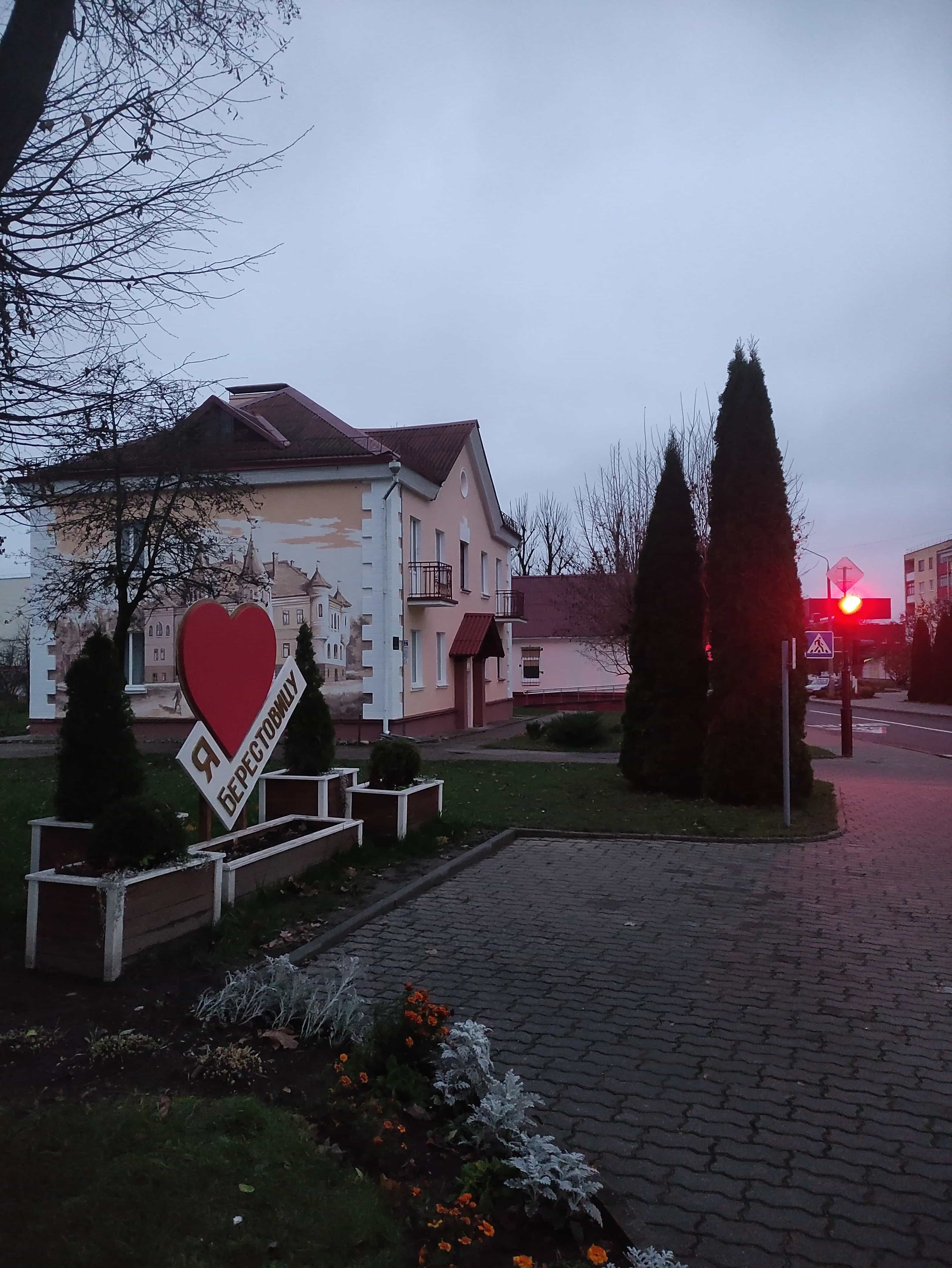 Беларусь, Гродненская область, городской посёлок Большая Берестовица, Советская улица, 1