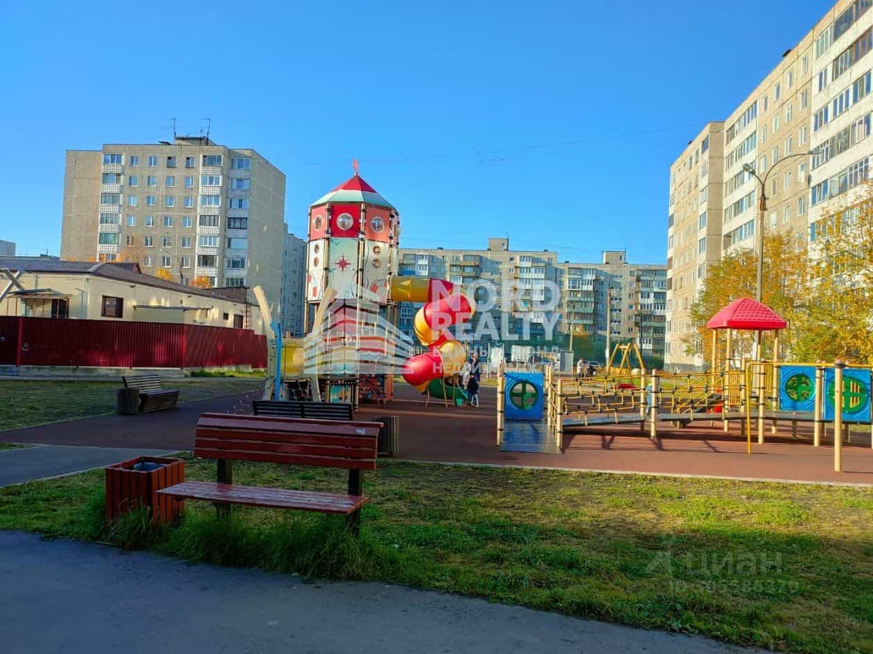 Россия, Мурманск, улица Юрия Гагарина, 33