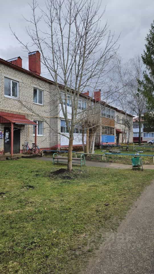 Россия, Смоленская область, Духовщинский муниципальный округ, посёлок городского типа Озёрный, Октябрьская улица, 18