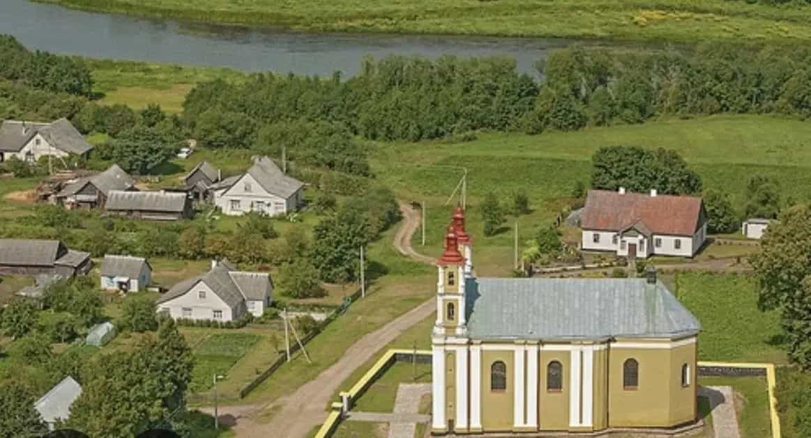 Беларусь, Гродненская область, Островецкий район, Ворнянский сельсовет, деревня Быстрица, Школьная улица, 3