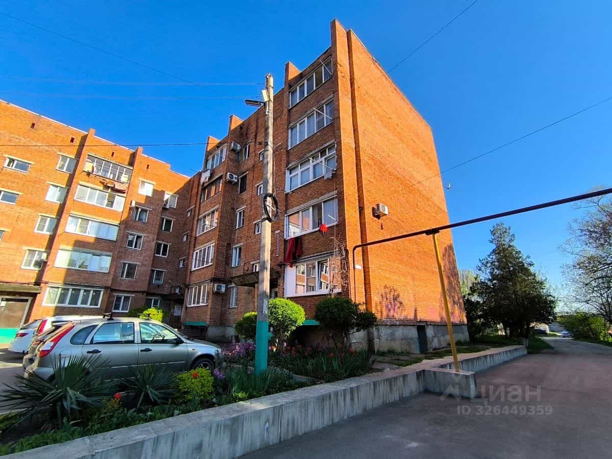 Россия, Республика Адыгея (Адыгея), Майкоп, улица Коммунаров, 13, фото 2
