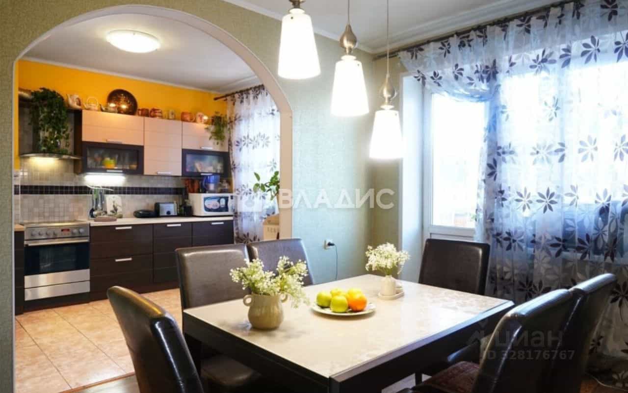 Россия, Республика Бурятия, Улан-Удэ, 111-й микрорайон, 13А