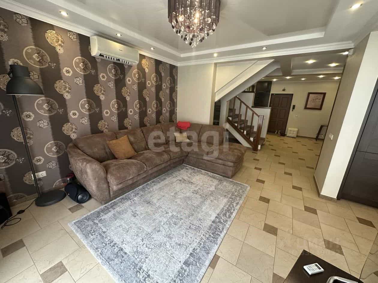 Россия, Красноярск, микрорайон Взлётка, улица Батурина, 32, фото 3