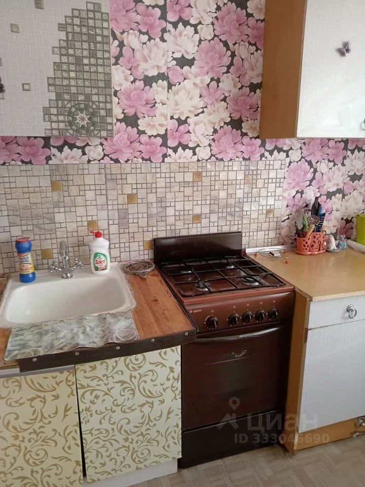 Россия, Ленинградская область, Луга, проспект Володарского, 46/15, фото 6