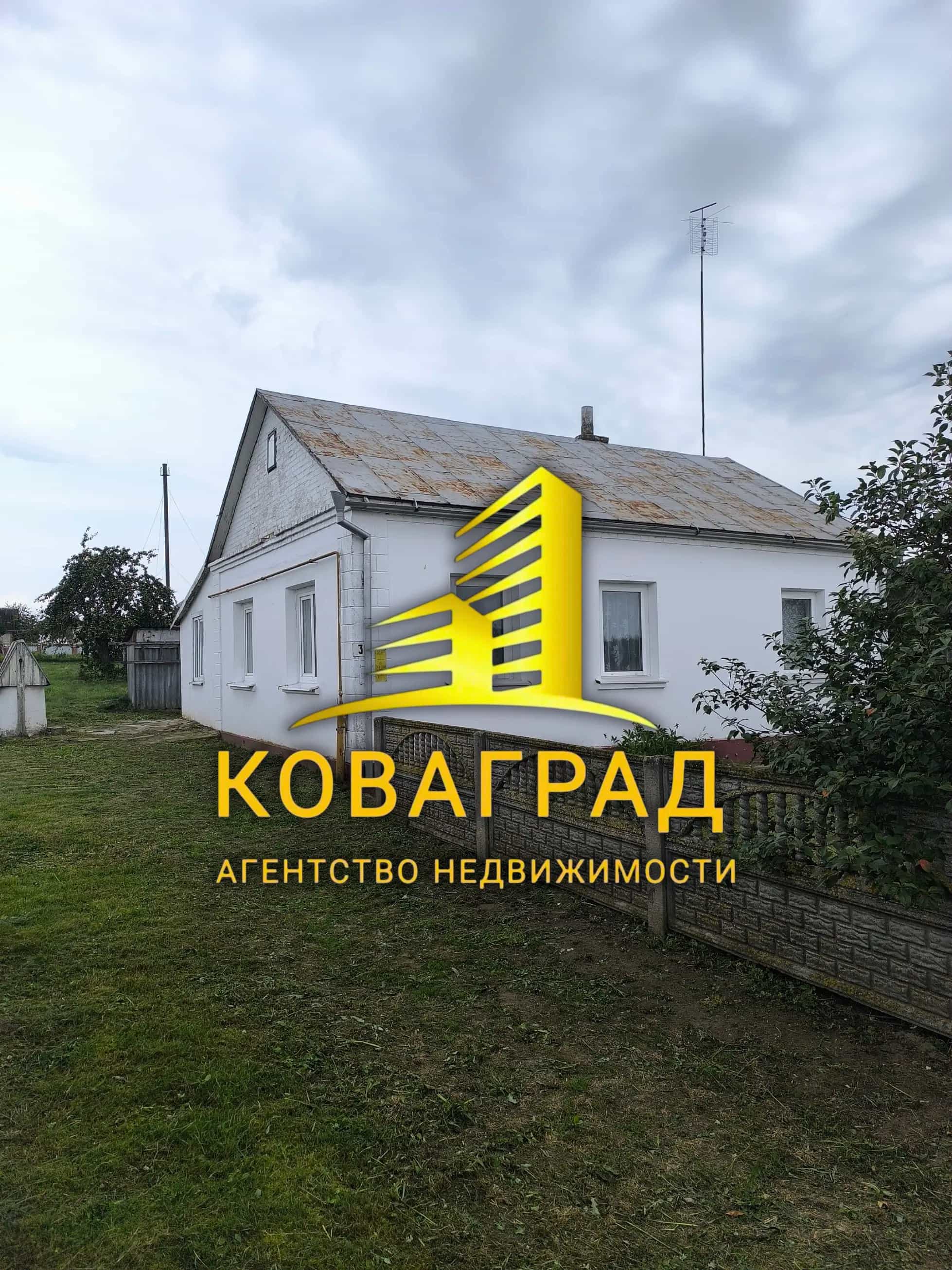 Беларусь, Брестская область, Ляховичи, площадь Победы, 3